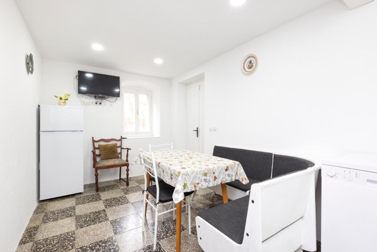 Apartments Ivna Велі-Лошинь Екстер'єр фото